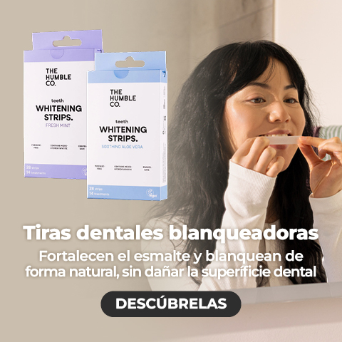 Imagen de madre e hija el primer día del cole con texto sobre fondo claro "Vuelta al cole y a la oficina con NaturaBIO Cosmetics: cuida de ti y de tu familia con cosmética natural certificada". Incluye un botón con enlace con el texto "Compra ahora"
